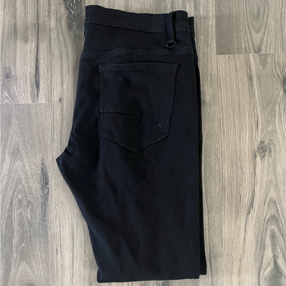MEN’S DISTRESS JEANS